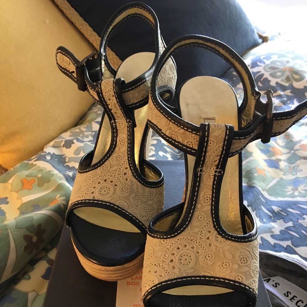 NIB Cynthia Vincent Bettina Wedge Sandals